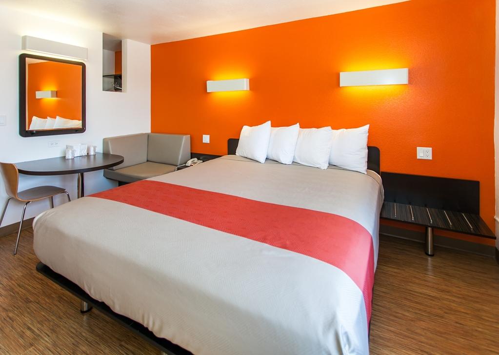 6 Hollywood Motel 2*