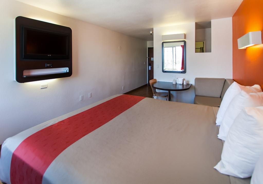 6 Hollywood Motel 2*