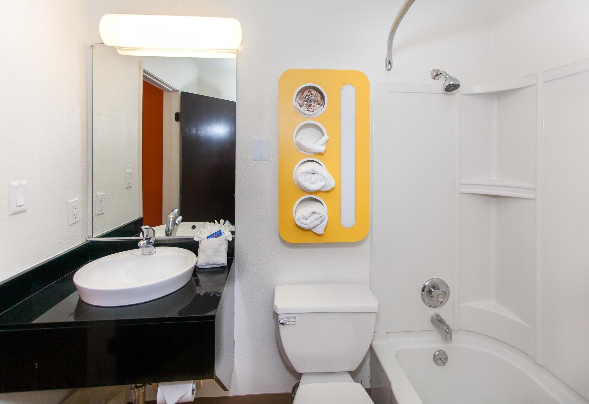 Motel 6 Hollywood 2*