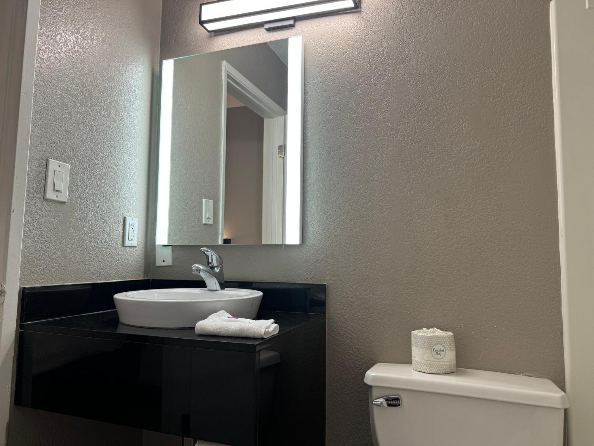 6 Hollywood Motel 2*