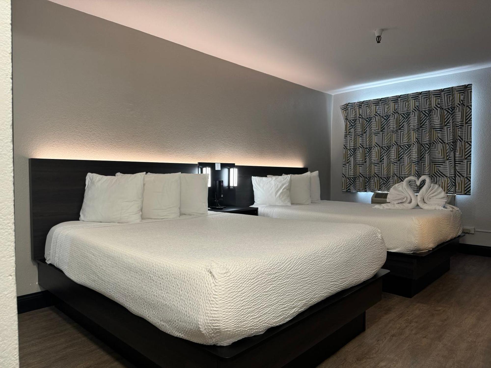6 Hollywood Motel 2*