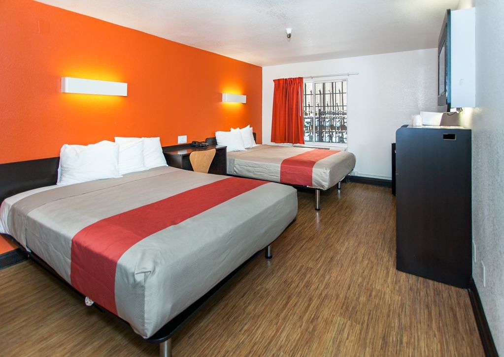 6 Hollywood Motel 2*