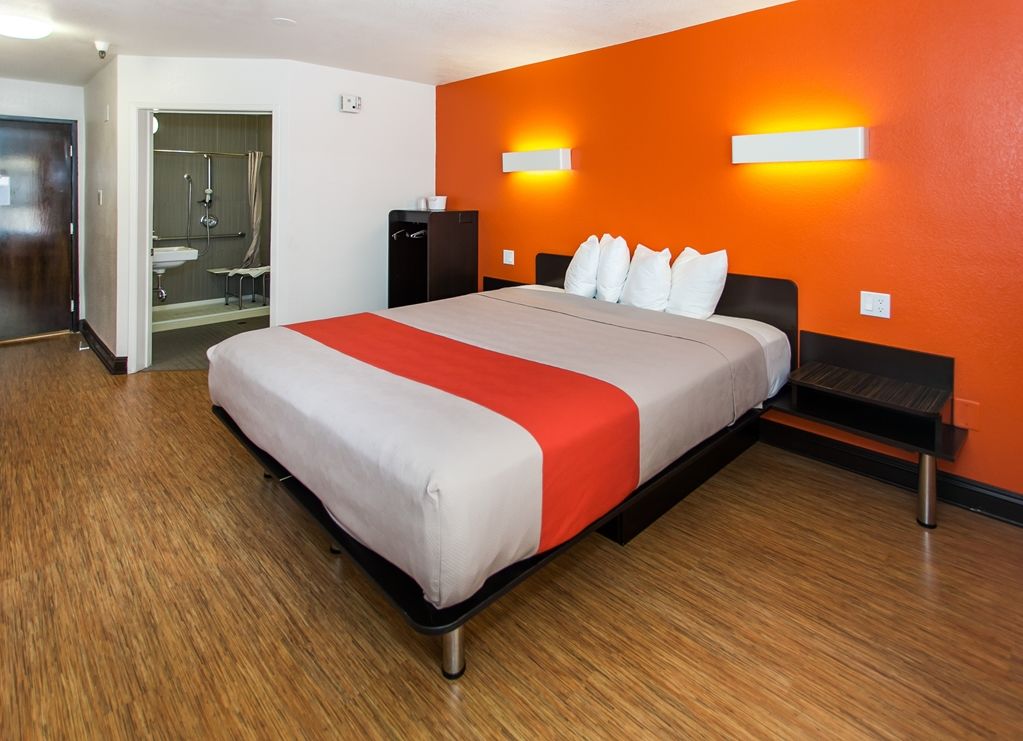 6 Hollywood Motel 2*