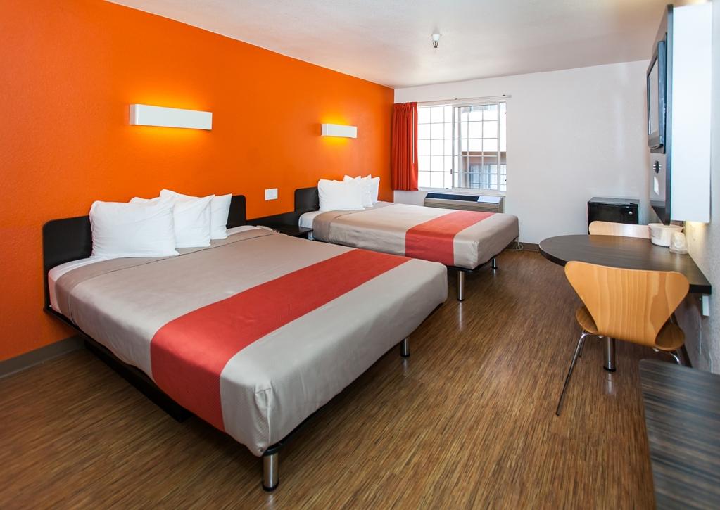 6 Hollywood Motel 2*